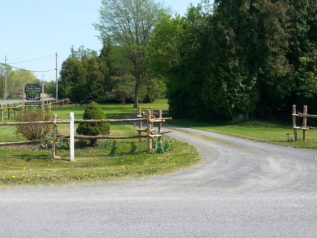 Cedar Drive Inn Crysler エクステリア 写真